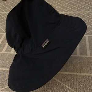 Patagonia navy sun hat 18-24 mo